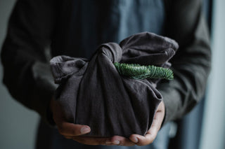 REUSABLE GIFT WRAPPING WITH LINEN: THE ART OF SUSTAINABILITY - Linen Tales USA 